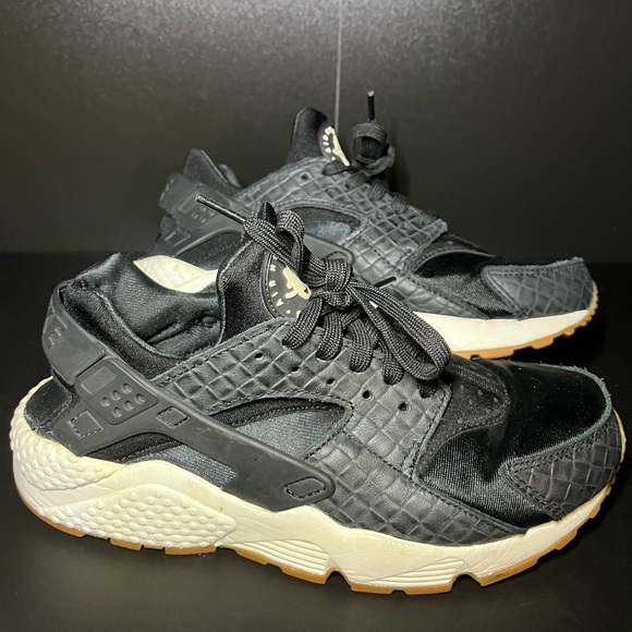 Nike air huarache run premium black snakeskin size 6 - Picture 1 of 7